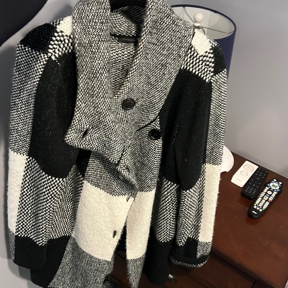 Women’s woven coat cape with button closure black large Catherine Barclay brand